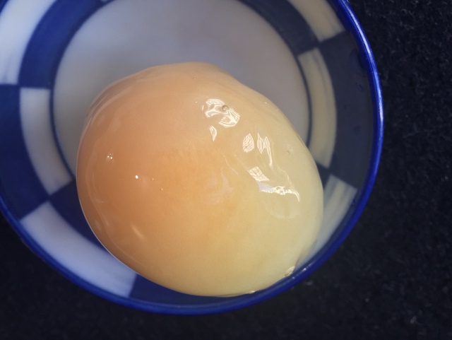 1つの卵から2個の目玉焼きを作る