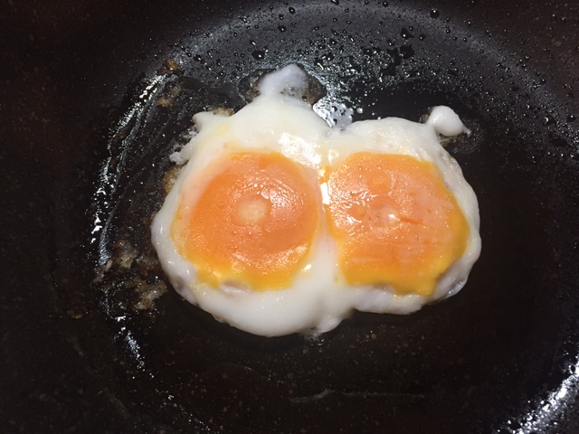 1つの卵から2個の目玉焼きを作る